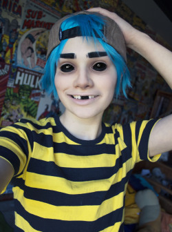 dex-wusky:  criedwolves:  i ain’t happy, i’m feeling gladi got sunshine in a bag  been listening to gorillaz a lot lately so i decided to try some 2d makeup? i might cosplay him in the future after i do noodle.  gigadeer