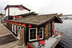 coffeenuts:  tinyhousedarling:Haida Houseboat 
