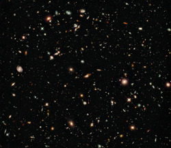 thatscienceguy:   Picture from Hubbles Deep Field Project The hubble space telescope glared at 1 spot in the sky continously for 50 days to produce this Amazing, and detailed, Picture!   Questo punto si trova nell’Ursa Major…  Laharenthu