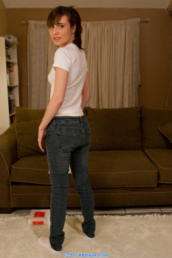 diaperedwomen:  tight jeans   Stolz zeigt sie ihre Windel.Das ist die erste Windel die sie sich selbst angelegt hat und an der ihre Mutter nicht herumgemÃ¤ngelt hat.