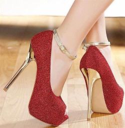 michelleperegrina:  Sparkly High Heels on We Heart Ithttp://weheartit.com/entry/94289387/via/courtz12
