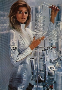 theswinginsixties:  Jill Kennington in space age fashion. 