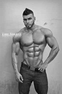 drwannabe:  Gerardo Mangual. This guy’s got a crazy shoulder to waist ratio, similar to Ulisses Williams. 