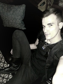 milk-me-hard:  Boys of leather at the local kinky bar! ;-)