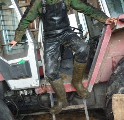 hermi55:farmersonsub:Working in a rubber dungree over a normal coverall in something I really need to do ( or to be forced to do ) someday ! It’s so damn hot  Geil…