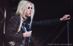 moshmallow:  Taylor Momsen from The Pretty Reckless by Diana Nelson Please don’t delete the caption. 