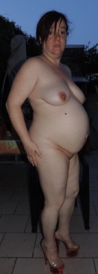 flyn944:  Nath enceinte de 8 mois , nue sur talons haut