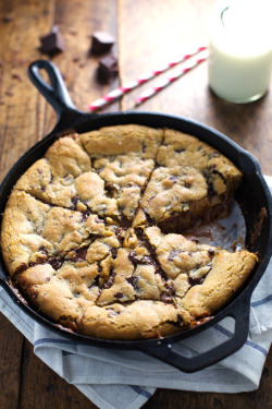 verticalfood:  Deep Dish Chocolate Chip Cookie with Caramel and Sea Salt (by Pinch of Yum) 