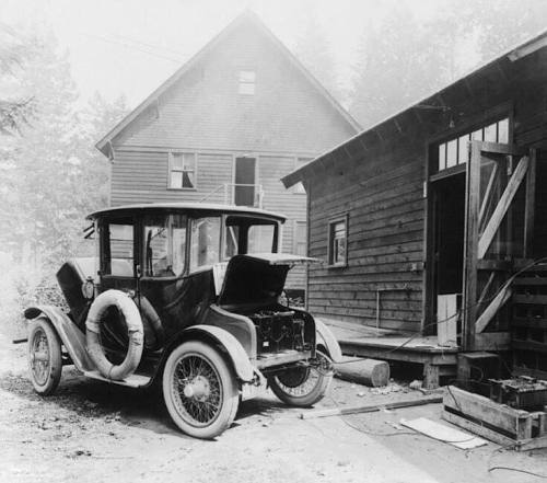 Charging an electric car back in 1905. Nudes &amp; Noises  