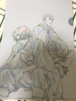 One of the clear files being sold at the Asano Kyoji x WIT STUDIO exhibition reveals the original illustration of Erwin and Levi from the January 2015 cover of Animage Magazine!The exhibition will take place until September 25th, 2016 at the Koga Art