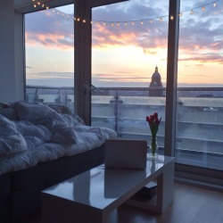 babybabysugar:  This makes me want to move!!! It reminds me of an apartment I viewed when I went apartment hunting a while back. I ended up going for an ocean view instead but now I kinda want to trade in my water view for a city view. I don’t think