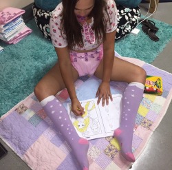 lilkinkycookie-princess:  My Daddy found me dutifully coloring Rapunzel and decided I needed Pascal to help me👑🖍  DC Amor diaper from @wearingclouds !! This was my very first time wearing a nice diaper and I LOVE it!!! 💖☁️  Cupcake onesie