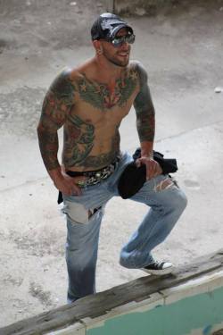 dippinfan:  realmenstink:  TATTED BEARDED STUD !!!  Visit the archives the next time you’re going one-armed skiing.http://www.dippinfan.tumblr.com/archive