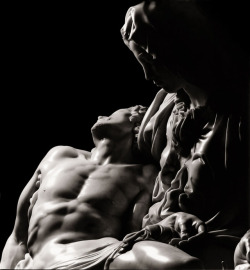 clipout:  Michelangelo Buonarroti’s “Pietà” in St. Peter’s Basilica, Vatican. (photo by Aurelio Amendola)