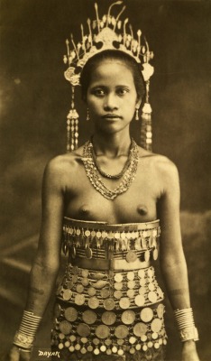 les-sources-du-nil:  Dayak Girl of Borneo, Early 20th Century 
