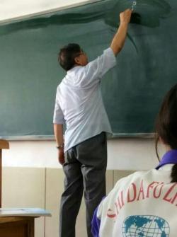 offbeatchina:  A Chinese middle school history teacher draws a world map on blackboard in min  