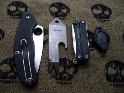 ru-titley-knives:  Basic EDC , Spyderco UKPK in CPM S30V. Atwood Prybaby in CPM S30V Leatherman PS4  Photon Freedom micro 