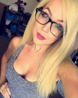 nicolemariejean:Thanks for the stream! Had a blast as always! 💋 #glasses #streamer #girlswithglasses #thursday #thirstythursday #thirsday #margaritas #pink #lipstick #80s #dance #fun #california