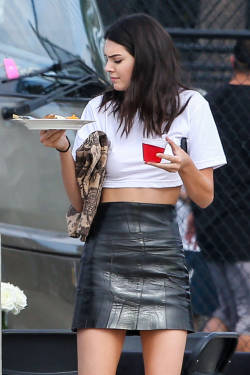 Kendall Jenner. ♥  &ldquo;Ok how the fuck am I going to eat this?&rdquo; ♥  That awkward moment when you realise your in the 2 hands holding 4 things trap, and your brain is desperately trying to figure out the right moves to drop some of things without