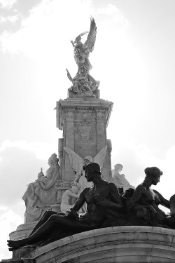 bwook:  * Statue of Buckingham Palace. London, UK / Sep. 2012 Leica M9 Leica Summilux-M 35mm F1.4 2nd 