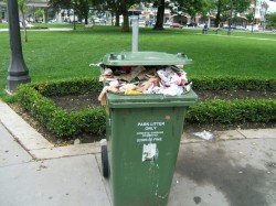 bloggerdoppelgangers:  Tumblr user Nash-Grier looks like a trash can. 