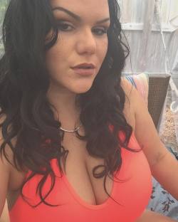 Outside shoot with Miami weather&hellip;. Ouch&hellip; #angelinacastrolive #angelinacastro #brunette #cubana #bbw #boobs #miami #havingfun by laangelinacastro