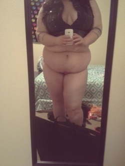 thickthighswillsavelives:  Fat tummy love? First pictures ever that ive thought my tummy is super cute ^.^