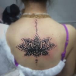 #tattoo #tatuaje #tatu #ink #inked #inkup #inklife #mandala #flor #lotus #loto #hindu #flower #lottus #espalda #back #name #nombre #black #blacktattoo #blackink #Venezuela #lara #barquisimeto #gabodiaz04
