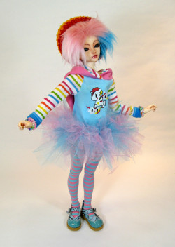 lithefider:  She’s finally done!  Meet Juju-Bee.  She is a Minifee Shushu.  I did her face-up on both her heads, blushed her hands, and made her tutu, bracelets, fur wig, and stockings.  Hoodie by Cyristine Creations, and rainbow beanie by Starshine