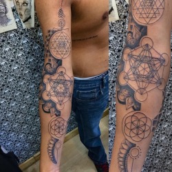 💀✖️tatuaje realizado al pana @joseleo51 una sesión de 3 horas aproximadamente! Buen aguante! Full buena vibra hermano✖️💀 . . . . . . . #tattoo #tatuaje #ink #tatu #mandala #indu #geometrico #geometric #brazo #arm #lineas #line #lines #black