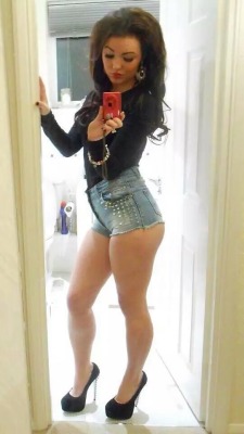 Oxford chav slag i high heels and tight denim shorts looking for a quick fuck with a mature malehttp://app.hornyslags.co.uk/