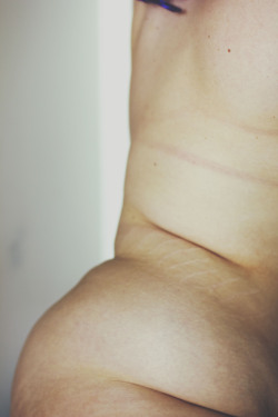 baby-make-it-hurt:  killerkurves:  venelite:  stretchmarks, side rolls, fat body   Beautiful body