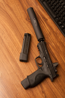 tombstone-actual:  rjtheradnosereindeer:  tombstone-actual how about M&amp;Ps?  Bueno.  Better than glocks