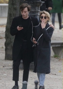 katt-depp:  Natalia Dyer and Charlie Heaton in Paris