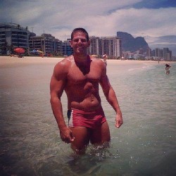 betasissy4alphamale:  beefy stud with a massive bulge  hmmmm, oh my, so sexy.  My kind of man&ndash;hunky, tall, so sexy&hellip;I have to stop describing him or I won&rsquo;t be on here too much longer just now  ;)