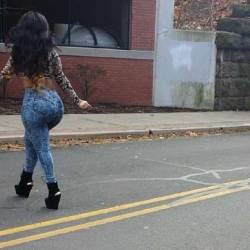 amaxxxingblog:  thicksexyasswomen:  in them jeans   Neck Breaker  Car accident
