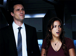 Brett Dalton and Chloe Bennet in Marvel&rsquo;s Agents of S.H.I.E.L.D. 1x04 &ldquo;Eye Spy&rdquo; (oct. 15, 2013)