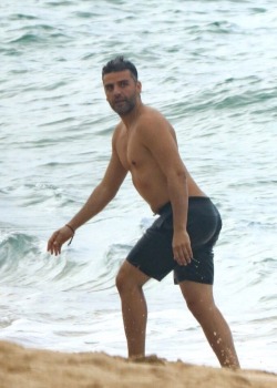 myontologyhasanxiety:  mapcus:  thejoeboard:  Oscar Isaac being a whole course meal in Hawaii.  A 10 course meal with 3 different desserts tbfh   Space Daddy 