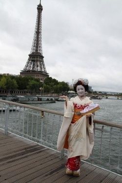 geisha-kai:  Maiko in Paris! So, at the beginning of July 2014, maiko Katsune and Katsuna visited Japan Expo in Paris. An actress from new movie “Maiko Lady” joined them in disguise of a maiko san. (SOURCE)