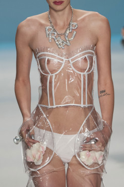 pussylesqueer:  Les Beehive – NYFW Spring 2015 – Queens and Roadkill on the Runway 