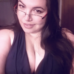 katskinx:  Finally feeling sexy again.   Love the glasses look