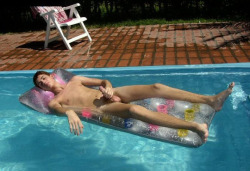 nakedpublicfun:  Enjoying his pool.