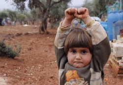k-alteehand:  abu-shakespear:  4jähriger Junge aus Syrien, dachte als man ihn fotografieren wollte, dass die Kamera eine Waffe wäre. Wie traurig das nur ist 😔  Das treibt mir Tränen in die Augen. Fotos sind etwas wunderbares, man fängt Momente