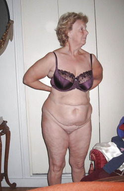 Flabby older lady poses in just a bra!Your sexy older lady is waiting here!