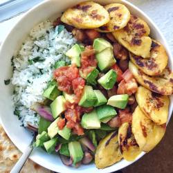 jessicasodenkamp:Cilantro-lime rice on top of romaine, topped with cumin-spiced beans, sautéed veggies, creamy avocado, sweet plantains, and salsa 💃🏻