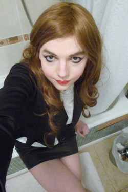lucy-cd:  Pictures  More business outfit, so adorable &lt;3  Such a lovely young lady