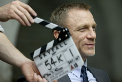 mrsalabamaworley:  Daniel Craig on-set of Skyfall  1 millárd dollár összbevételen túl, eddig a legsikeresebb Bond film!