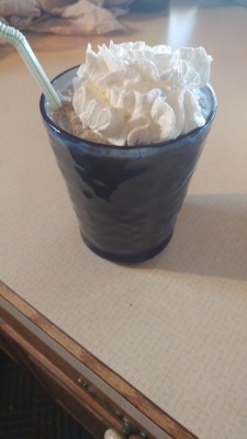 bubb1e-gum-b1tch:  For breakfast I normally have this super low cal frappichino and I thought I would share.  1 cup coffee (0 cals) 5 or 6 ice cubes (0 cals) ½ cup unsweetend almond milk (15 cals) A few squirts of honey (20 cals) Add vanilla extract,