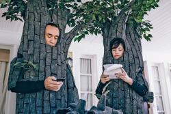 carrie&ndash;brownstein:  Fred Armisen and Carrie Brownstein take a breather between shots on the set of Portlandia. 