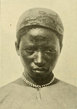 ukpuru:“Bemalung auf Stirn “Okort” = ich liebe dich.” [“I love you” painted on the face in nsibidi.], Cross River-Cameroons area. Alfred Mansfeld, 1908.